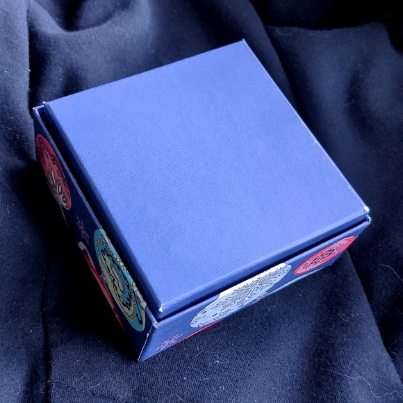 Limited Edition Laduree Holiday Christmas Macaron Box - Picture 4 of 4